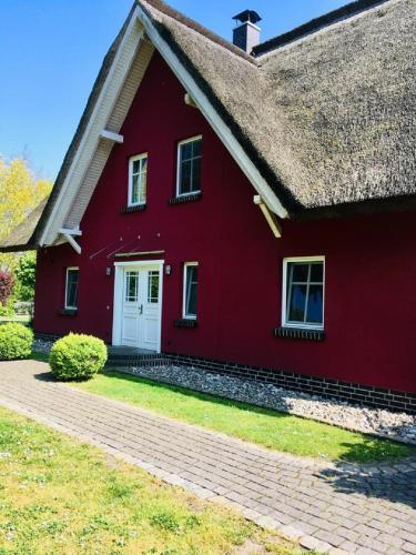 ヴィークにあるAm Eichbergの茅葺き屋根の赤い家
