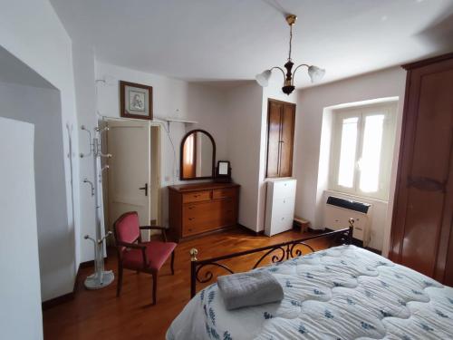 1 dormitorio con cama, escritorio y silla en Casa Vacanza Nonna Maria, en Calvi dellʼ Umbria