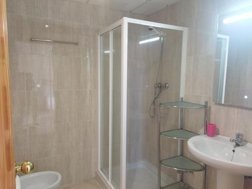 ein Bad mit einer Dusche und einem Waschbecken in der Unterkunft Casa con Tranquilidad in El Rompido