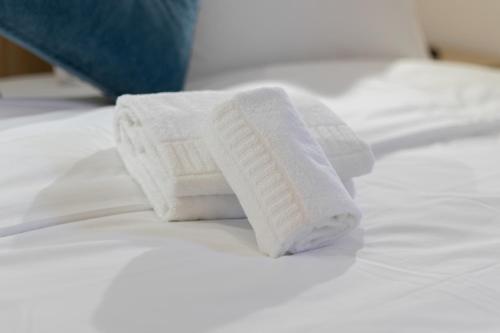 Una cama o camas en una habitación de Karam City Hotel