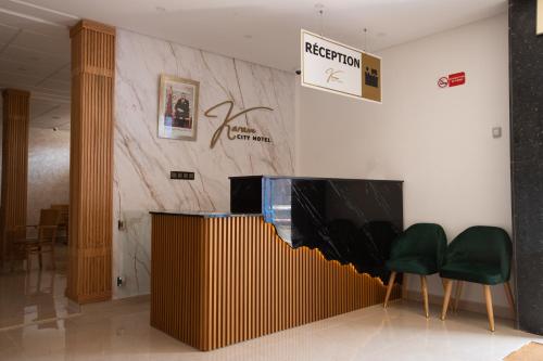 Una televisión o centro de entretenimiento en Karam City Hotel