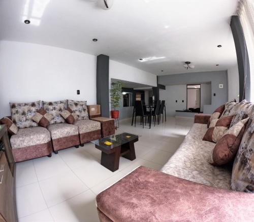 Sala de estar con 2 sofás y mesa en Departamento amplio y bonito en Arequipa en Arequipa