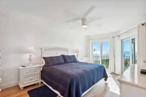 - une chambre blanche avec un lit et un balcon dans l'établissement Land's End 7-402 Beach Front - Premier, à St. Pete Beach