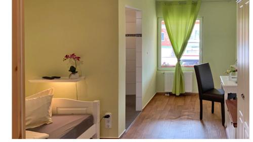 - un salon avec un canapé, une table et une fenêtre dans l'établissement Leezener Hof, à Leezen
