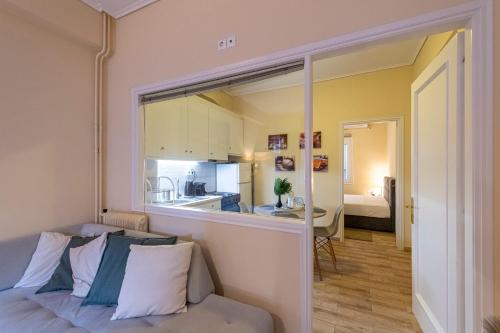 Una sala de estar con una cama y una cocina. en Athens Luxury House, en Atenas