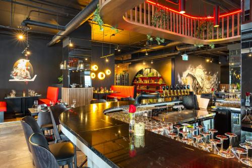 a bar at a restaurant with orange chairs at Halifax Tower Hotel & Conference Centre, an Ascend Collection Hotel in Halifax