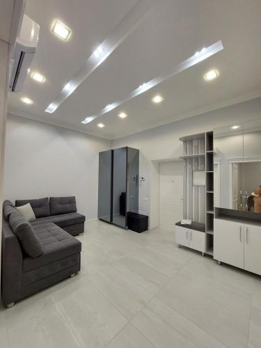 uma grande sala de estar com um sofá e uma mesa em Apartament Vip Chirie em Chisinau