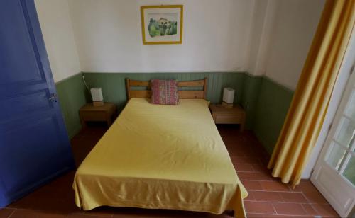 A bed or beds in a room at Maison de l´amitié Homps