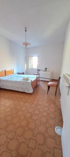 Ένα ή περισσότερα κρεβάτια σε δωμάτιο στο casa con 2 camere in borgo medievale