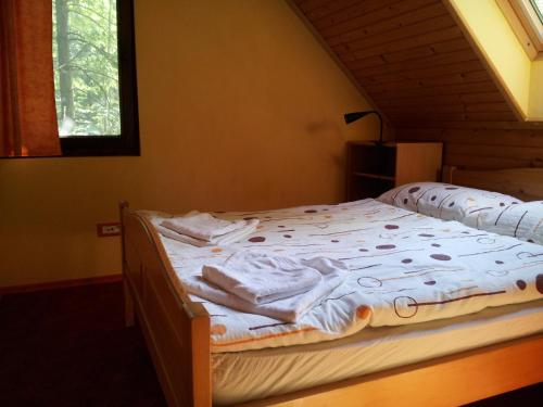 1 dormitorio con 1 cama con sábanas blancas y ventana en Apartment Lake Bohinj no. 5, en Bohinj