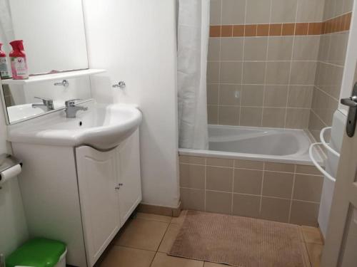 een badkamer met een wastafel en een bad bij Teïva in Longeville-sur-Mer