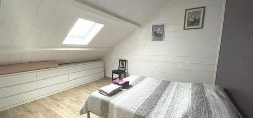 Posteľ alebo postele v izbe v ubytovaní Basilic, 4 pers. Villa Saint Antoine, Orcival, Sancy Auvergne