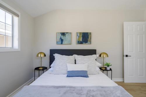 - une chambre avec un grand lit blanc et deux lampes dans l'établissement New 5 bed w/hot tub close to Universal sleeps 12, à Los Angeles