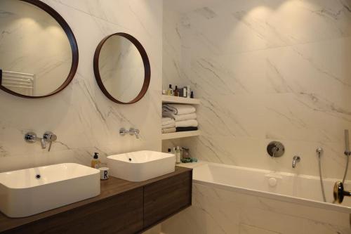 une salle de bain avec un lavabo, une baignoire et un miroir dans l'établissement Family house Bordeaux centre, pool, garden, air conditioning, à Bordeaux