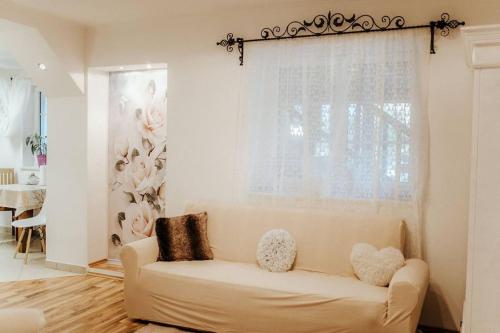 un sofá blanco en una sala de estar con ventana en Getaway in Bad Ischl, en Bad Ischl