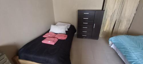 Habitación pequeña con cama y vestidor en El full x dia en Chos Malal