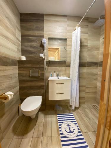 a bathroom with a toilet and a sink at Tu Urlop in Mielno