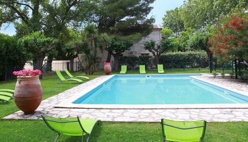 Bazén v ubytování Auberge de la Tour -Appartements- nebo v jeho okolí