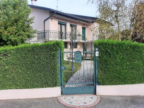um portão em frente a uma casa em GIOIA NELLE SELVE Family House - Casa Vacanze em Mogliano Veneto