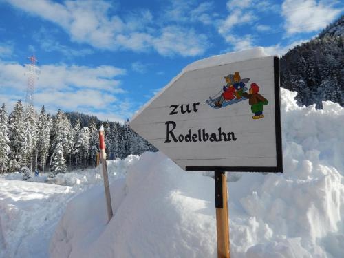 a sign in the snow on a ski slope at Hotel Gailberghöhe in Kötschach
