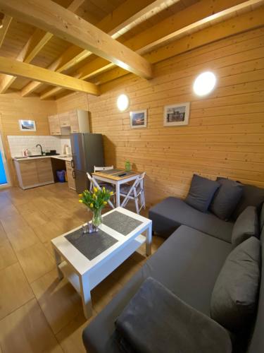a living room with a couch and a table at Tu Urlop in Mielno