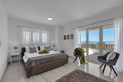 Ένα ή περισσότερα κρεβάτια σε δωμάτιο στο Camadra Villa