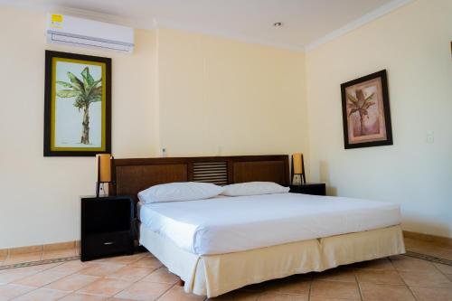 a bedroom with a large white bed in a room at Hotel Peñon Suites in Girardot