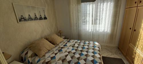 ein kleines Schlafzimmer mit einem Bett und einem Fenster in der Unterkunft CASA LUCHI in A Coruña