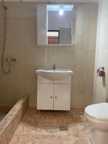ein Badezimmer mit einem Waschbecken, einem WC und einem Spiegel in der Unterkunft Cristiana Studio Eforie Nord in Eforie Nord