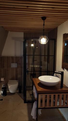 ein Badezimmer mit einem Waschbecken, einer Badewanne und einem WC in der Unterkunft DENGEKORU Natural Life & Glamping in Mudurnu