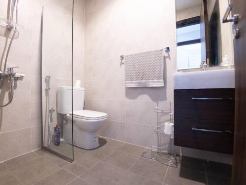 Ett badrum på Brand new luxury 3bedroom villa in Damac Hills 2