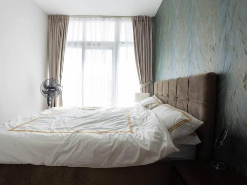 Säng eller sängar i ett rum på Brand new luxury 3bedroom villa in Damac Hills 2