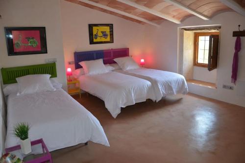 a bedroom with two beds in a room at Son Vell. Mallorca. Casa amb piscina ecològica. in Manacor