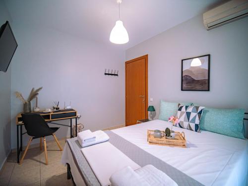 1 dormitorio con cama y escritorio. en Little Emerald - Central Spot Apartments en Volos