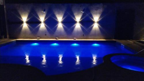 Piscina en o cerca de Casa com Piscina, hidromassagem e churrasqueira.