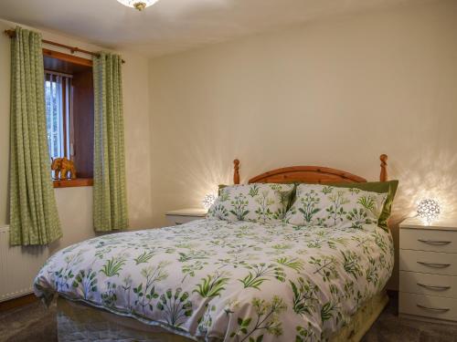 - une chambre avec un lit et une fenêtre dans l'établissement Roseville Annex, à Markinch