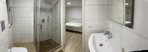 een badkamer met een douche, een toilet en een wastafel bij Teddy'sRoom in Nocera Superiore