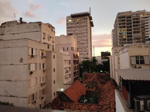 uma vista para o horizonte da cidade com edifícios altos em Shamanic Home no Rio de Janeiro