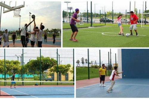 Un groupe de gens jouant au basket sur un terrain dans l'établissement Estudio D2 Riocentro Norte-Mall Del Rio Samanes, à Guayaquil