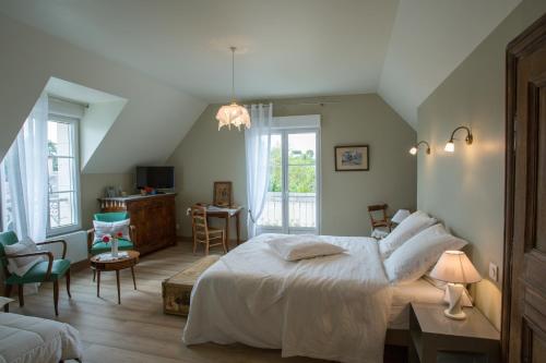 ブロワにあるラ メゾン デュ カフアーのベッドとテーブルと椅子のある寝室