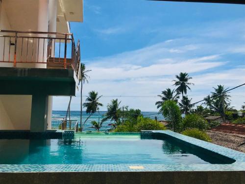 Bazén v ubytování Resort Deepika Mirissa nebo v jeho okolí