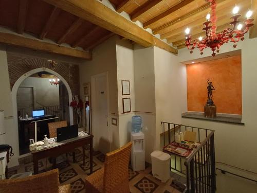 ein Wohnzimmer mit einem Tisch und einem Kronleuchter in der Unterkunft Le rondini di San Donato in Lucca