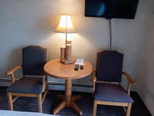 uma mesa com duas cadeiras e um candeeiro em Cliff Dweller on Lake Superior em Tofte