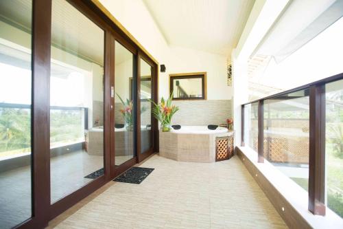 duża łazienka z wanną i oknami w obiekcie CASA ACAYU w mieście São Miguel dos Milagres