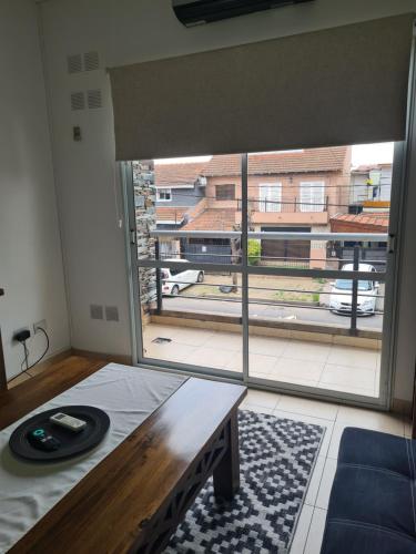 a room with a large window with a view of a street at Acogedor departamento 1 dormitorio in El Palomar