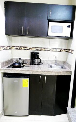 Η κουζίνα ή μικρή κουζίνα στο Condominio Gladys Suite C5 Ejecutivos Alborada