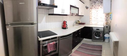 Kuchyň nebo kuchyňský kout v ubytování Modern Comfy Cozy and Sunny Flat in Muratpasa Antalya
