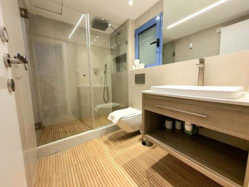 Koupelna v ubytování Barak Royal Suites VIP 94 - חמש דקות מהים ומהטיילת