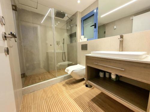 a bathroom with a sink and a shower and a toilet at Barak Royal Suites VIP 94 - חמש דקות מהים ומהטיילת in Eilat