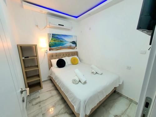 Postel nebo postele na pokoji v ubytování Barak Royal Suites VIP 94 - חמש דקות מהים ומהטיילת